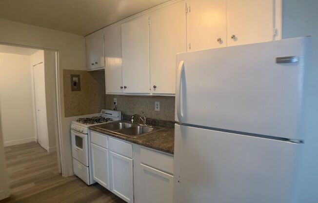 2 beds, 1 bath, $1,350, Unit Unit 2