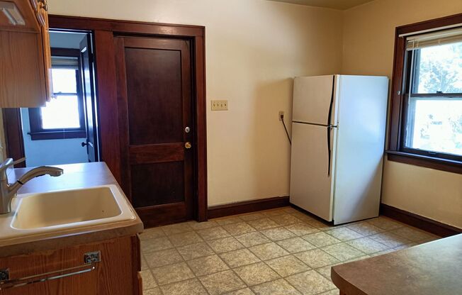 2 beds, 1 bath, $1,395