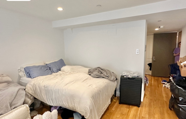 341 W 11 ST