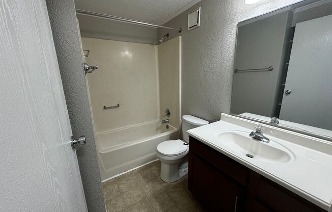 1 bed, 1 bath, 634 sqft, $949, Unit 5619 UD