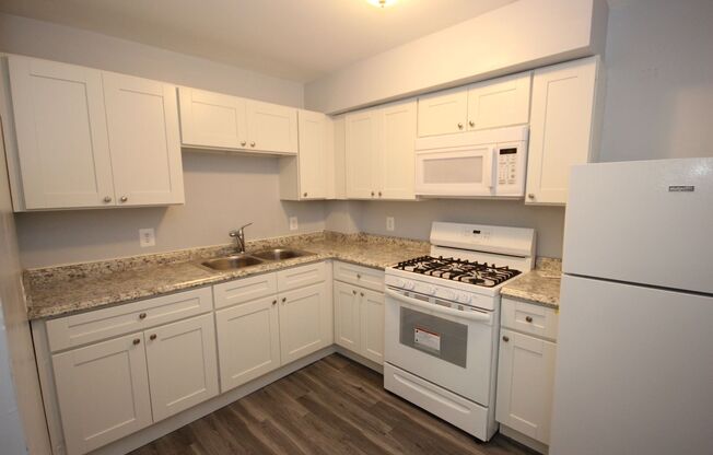 2 beds, 1.5 baths, $1,425, Unit 114 S. Parke St. - D