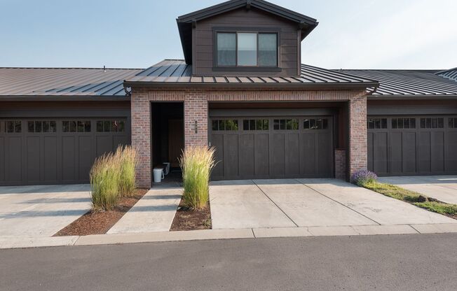 Deschutes Landing Riverfront - 3bdrm 3.5ba Modern Luxury Townhome Fully Furnished - Available 10/1/2024