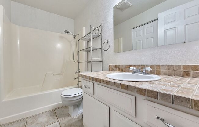 Bright End-Unit Townhome Across from Edmonds College
