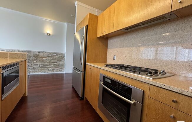 1 bed, 1 bath, 840 sqft, $2,600, Unit 910