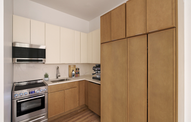 310 W 80th St
