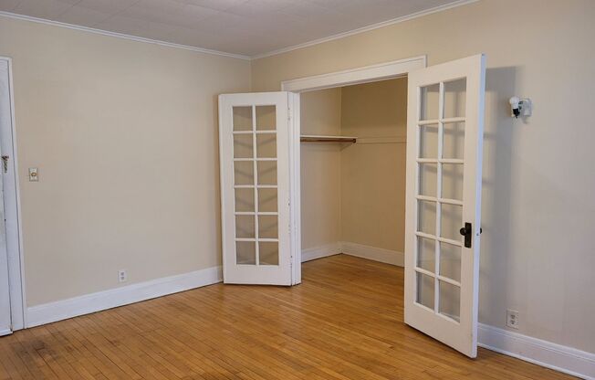 Studio, 1 bath, $895, Unit 33