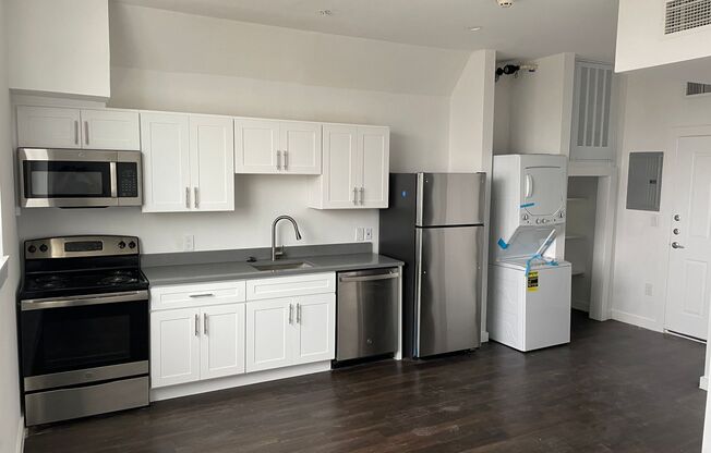 2 beds, 1 bath, $1,541