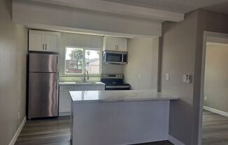 Pacific Beach STUDIO near crown pointpartment - Hardwood Flooring,  Washer/Dryer on Site