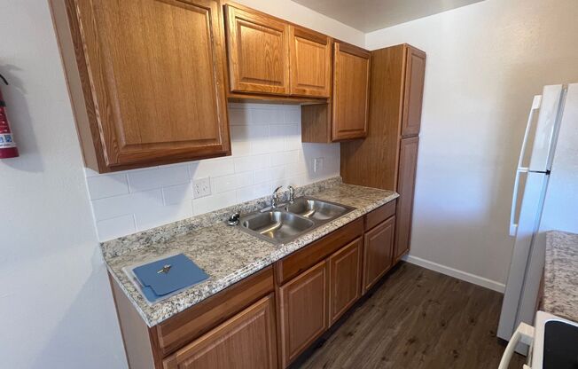 1 bed, 1 bath, $950, Unit 915 Unit 5