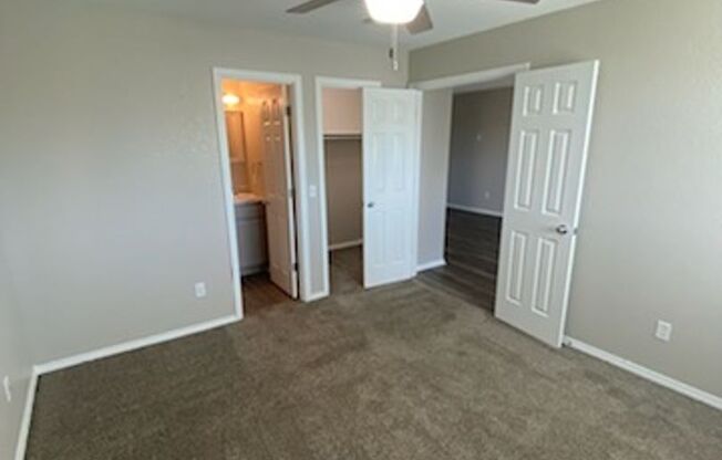 2 beds, 2 baths, 856 sqft, $920, Unit 2827-1811