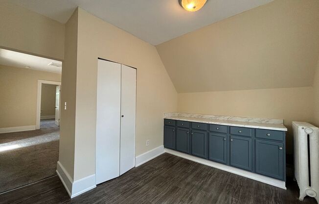 2 beds, 1 bath, 1,300 sqft, $1,470