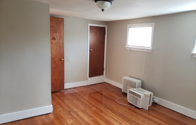 42 Henrietta- updated 2 bedroom 1 bath - close to Strong, URMC, U of R, RIT