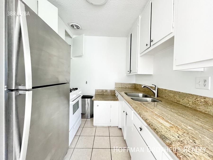 1142 N ORANGE GRV