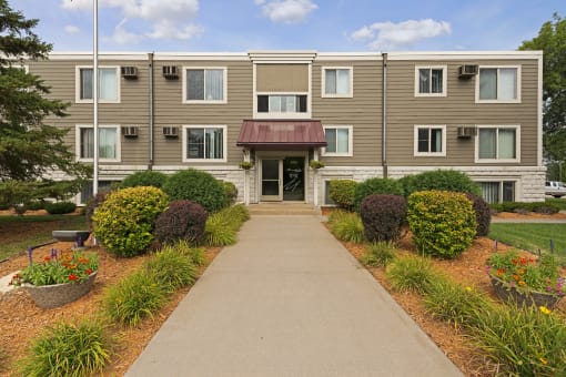 Minnehaha Manor Apartments in Oakdale, MN Building Exterior