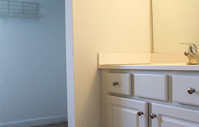 2 beds, 1 bath, 927 sqft, $2,100, Unit 519