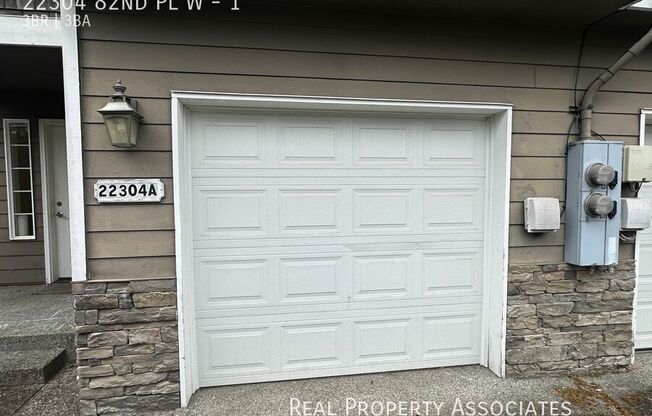 22304 82 PL W