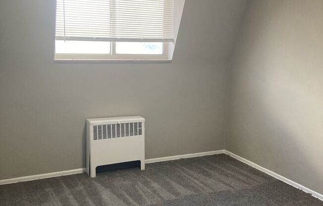 3 beds, 1 bath, 1,400 sqft, $1,620, Unit 1481-10