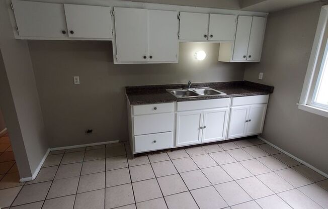 3 beds, 1 bath, 870 sqft, $1,050, Unit 4964 (Upper)