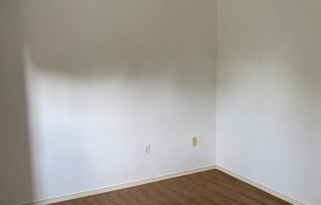 Exceptional, Top-Floor, Corner Renton Condo in Highly Sought-After Location!!!