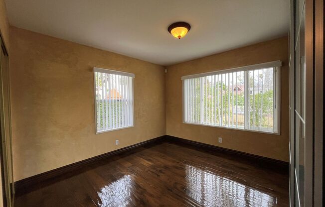 MOVE-IN READY 3+2 w/hardwood floors + stainless steel appliances!