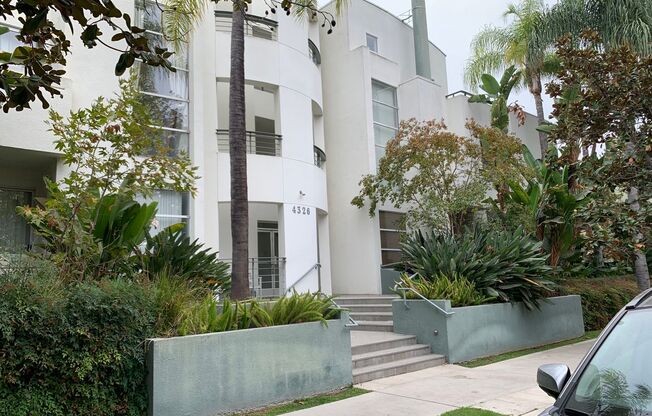 For Lease! Beautiful 2 Bedroom 2 Bathroom Studio City Condominium Ready for Move-In