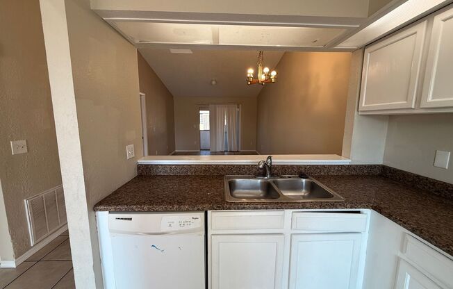 IMMEDIATE MOVE IN!!!!!Cute 2 Bed / 2 Bath
