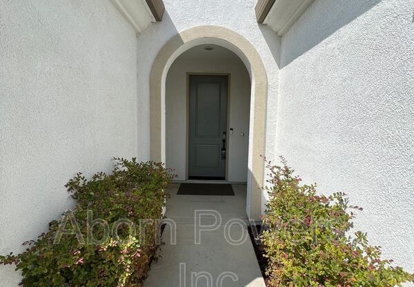 3 beds, 2 baths, 1,738 sqft, $2,995