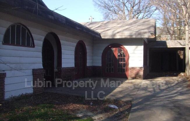 2098 E MCLEMORE AVE