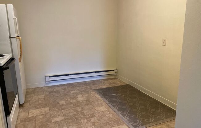 2 beds, 1 bath, $1,095, Unit 29 W. Main St. Apt. 4