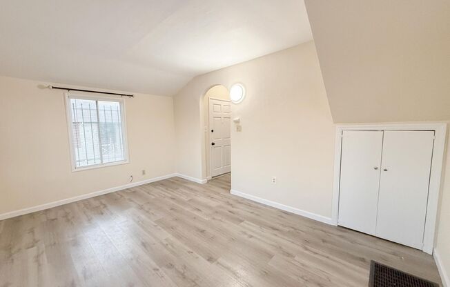 3 beds, 1 bath, $2,800, Unit 1719