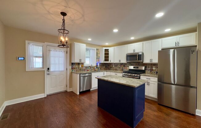 Charming 3 Bedroom/2 Bathroom Apartment in Greektown, MD!