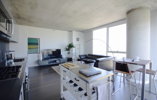 585 W DIVSION