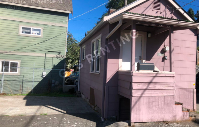 Cozy Studio Cottage in the University District