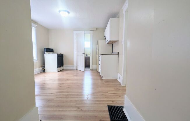 2 beds, 1 bath, $895, Unit #1