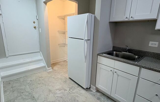 2 beds, 1 bath, 900 sqft, $1,295, Unit WL 012