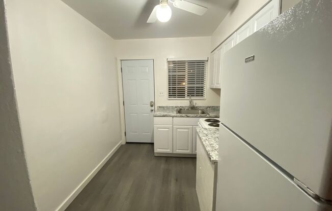 1 bed, 1 bath, $988, Unit 1225 Glenda Way #3