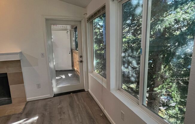 East Hill 2-bedroom top-floor unit w/s/g included