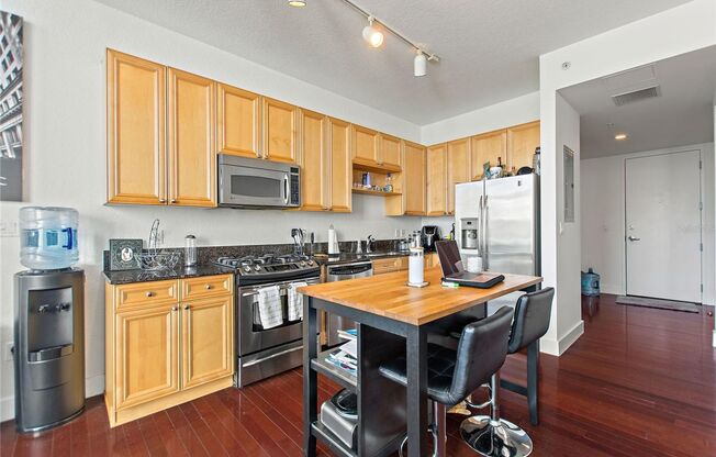 1 bed, 1.5 baths, $2,300, Unit # 1421