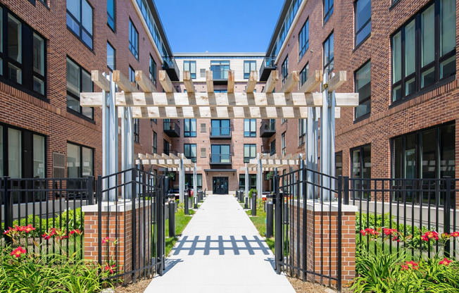 2 beds, 2 baths, 967 sqft, $2,000, Unit 101