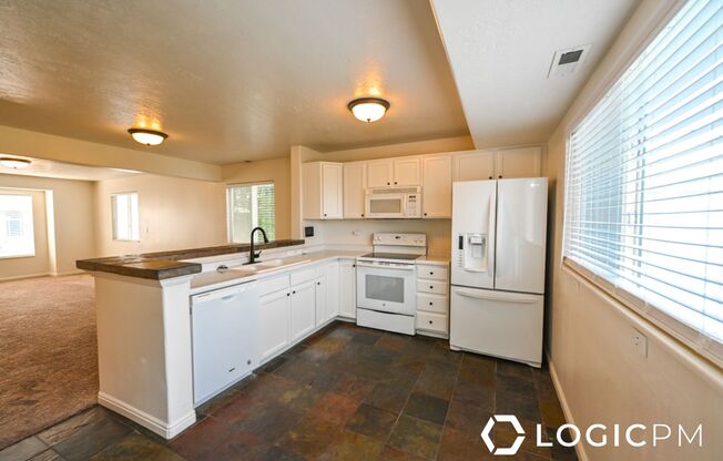 3 beds, 2.5 baths, 1,350 sqft, $1,695, Unit Upstairs