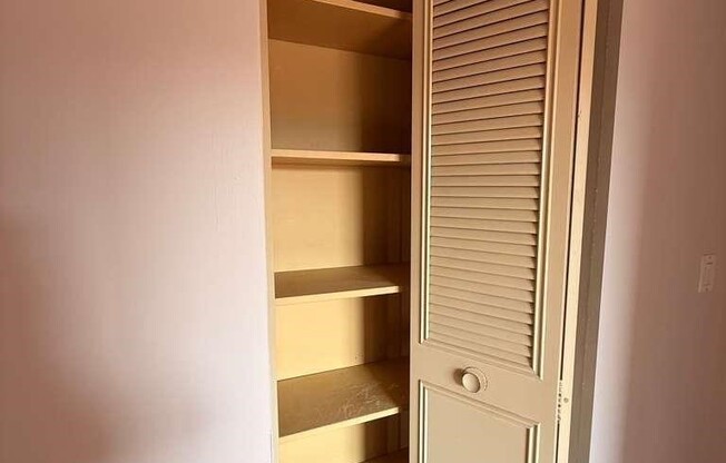 2 beds, 1 bath, 940 sqft, $2,500, Unit 6J