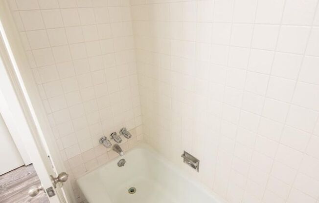 2 beds, 1 bath, 880 sqft, $1,199, Unit 09