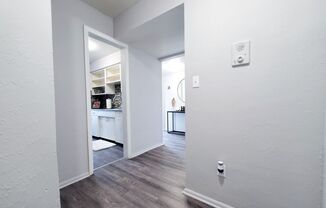 2 beds, 1 bath, 700 sqft, $1,584, Unit Unit 5-R