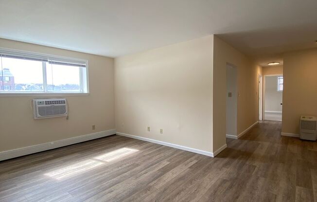2 beds, 1 bath, 874 sqft, $1,465, Unit L-11