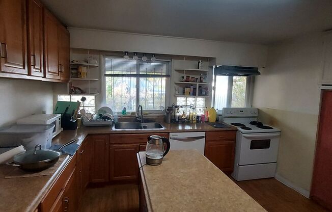 5 beds, 2 baths, $2,700