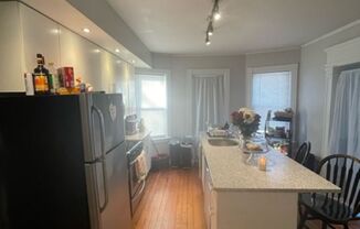 3 beds, 1 bath, $2,400, Unit 624 Smith #1