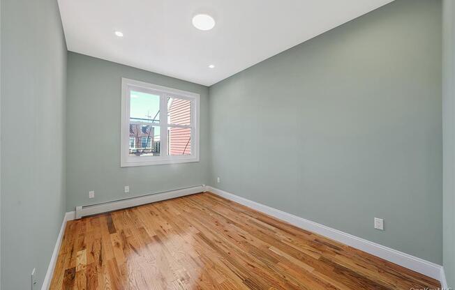 197 E 55 ST