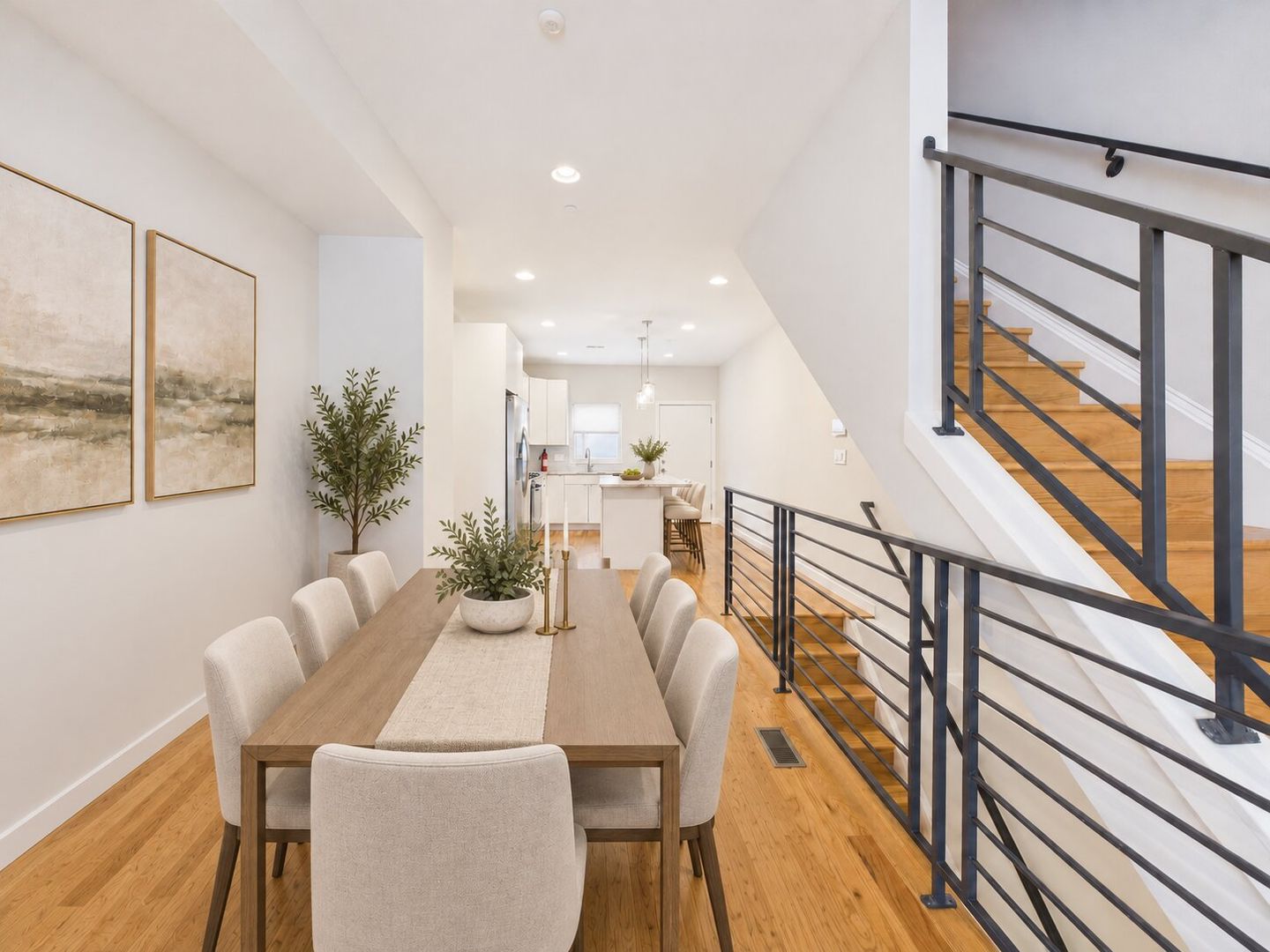 BEAUTIFUL BRIGHT 3 BED 2.5 BATH HOME WITH PARKING AVAILABLE NOW