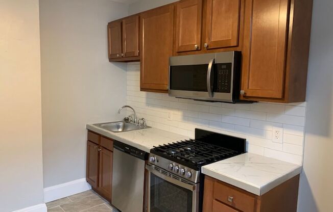 2 beds, 1 bath, $1,575, Unit Apt 2