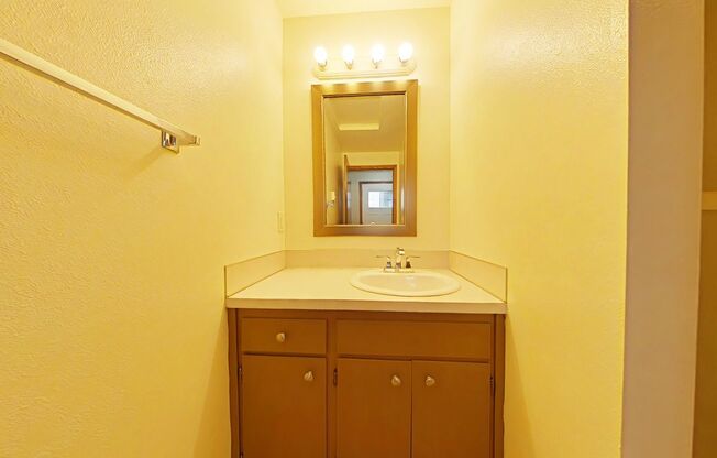 2 Bedroom Apartment ~ Close to 9th Street